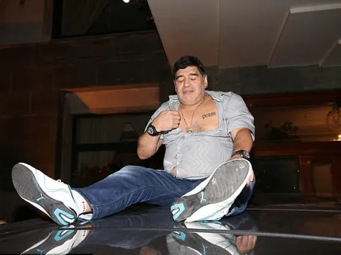 'Cậu bé vàng' Maradona quẩy tung nóc xe ngày trở lại Napoli