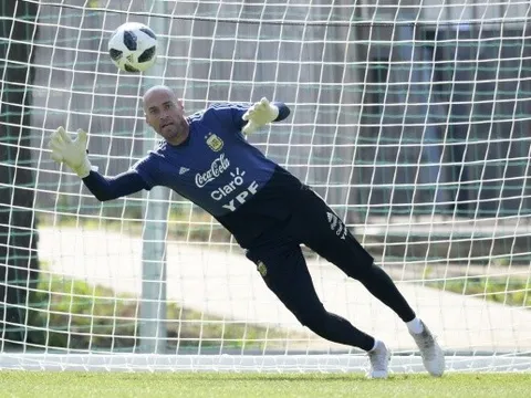 Cầu thủ Argentina luyện đá penalty trước trận gặp Pháp