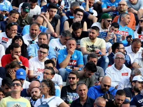Cầu thủ gục ngã, CĐV Napoli chết lặng nhìn Scudetto xa dần