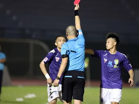 Cầu thủ Hà Nội FC tái hiện pha vào bóng kinh hoàng của Quế Ngọc Hải