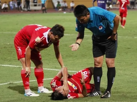 Cầu thủ HAGL nằm sân, HLV khẳng định học trò không câu giờ