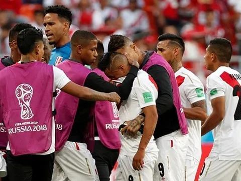 Cầu thủ Peru khóc như mưa sau khi sút bay chiến thắng của đội nhà