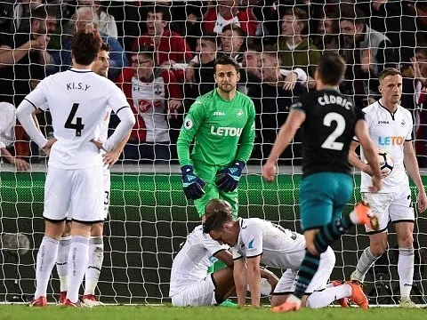 Cầu thủ Swansea đổ gục xuống sân khi biết Championship đang cận kề