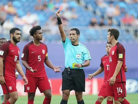 Cầu thủ Tottenham ăn thẻ đỏ, U20 Argentina mất vé trong cay đắng