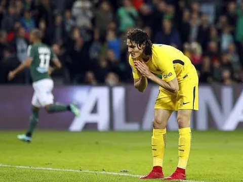 Cavani bỏ lỡ không tưởng, PSG hòa nhọc nhờ bàn phản lưới nhà của Debuchy