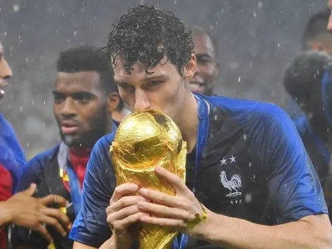 Cavani giỏi nhìn người, xin đổi áo với Pavard từ 3 năm trước