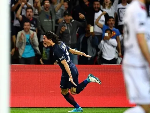 Cavani thăng hoa, PSG thắng dễ Guingamp