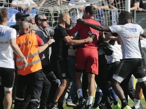 CĐV 2 lần tấn công cầu thủ, trận SC Bastia - Lyon bị hủy