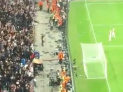 CĐV Ajax đập vỡ ghế, ném vào cầu thủ nhà sau trận thua MU