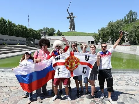 CĐV Anh "đánh chiếm" thành phố Volgograd, sẵn sàng đại chiến với Tunisia