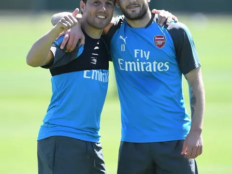 CĐV Arsenal chú ý: Santi Cazorla lần đầu tiên trở lại tập luyện