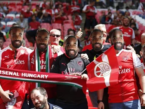 CĐV Arsenal mang mặt nạ Lacazette hù dọa Chelsea