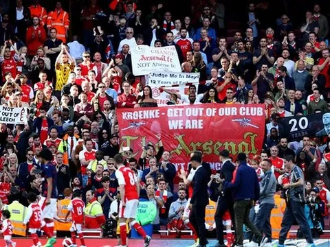 CĐV Arsenal ủng hộ Usmanov, đuổi Kroenke