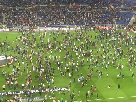 CĐV đánh nhau kinh hoàng, trận Lyon - Besiktas bị hoãn 46 phút
