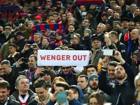 CĐV đòi "tống cổ" Wenger sau màn trình diễn thảm họa trước CSKA Moscow