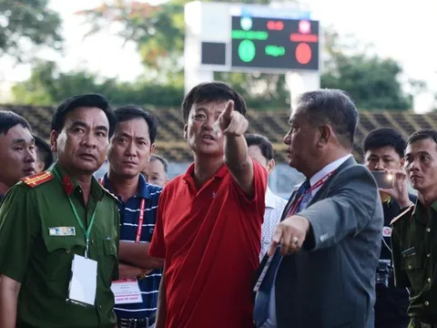 CĐV Hải Phòng xem thường Trưởng ban kỷ luật VFF