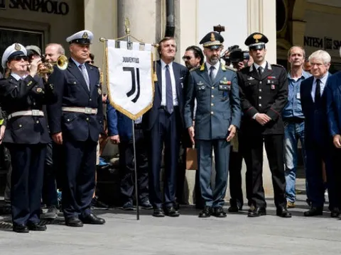 CĐV Juventus chung tay tưởng nhớ nạn nhân vụ đánh bom giả tại Turin năm ngoái