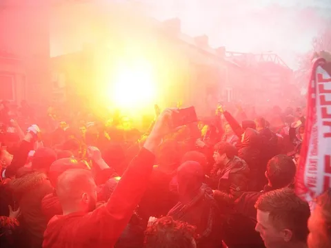CĐV Liverpool quậy tung, cảnh sát bạo động vào cuộc