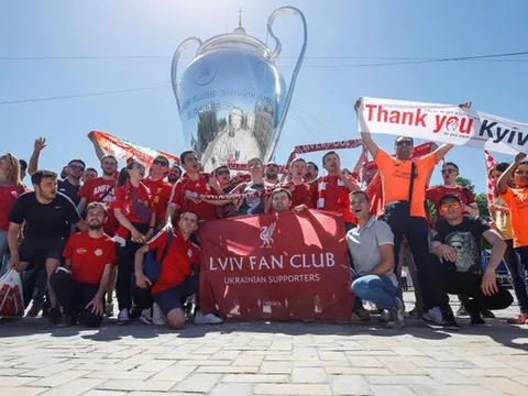 CĐV Liverpool thị uy Real Madrid khi nhuộm đỏ đường phố Kiev