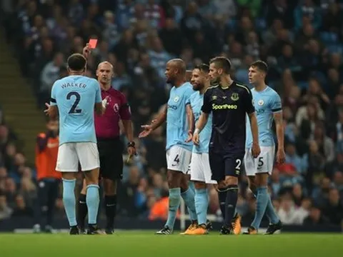 CĐV Man City "sôi máu" sau chiếc thẻ đỏ tai hại của Kyle Walker