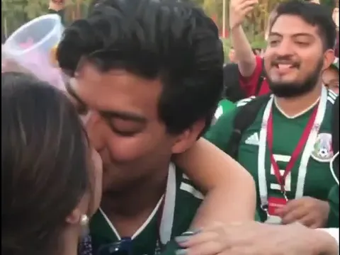 CĐV Mexico cầu hôn bạn gái sau trận thắng lịch sử trước Đức