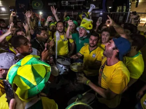 CĐV náo loạn khách sạn của tuyển Brazil lúc nửa đêm