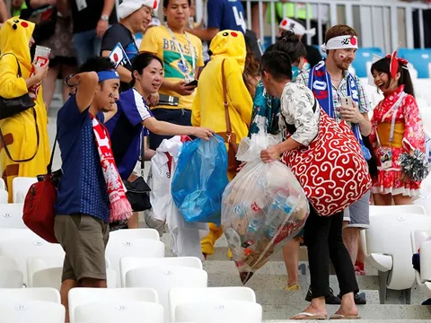 CĐV Nhật Bản thu gom rác trên khán đài World Cup 2018