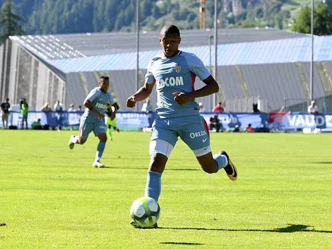 CĐV Real "tuyệt vọng" với Mbappe