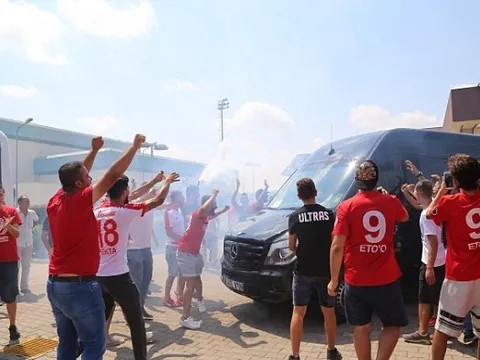 CĐV Thổ Nhĩ Kỳ đốt pháo chào đón Samir Nasri