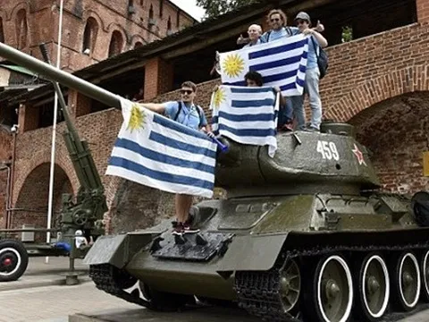 CĐV Uruguay cưỡi xe tăng đe dọa tuyển Pháp trước giờ G