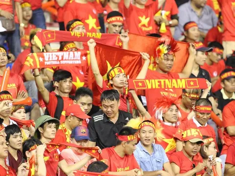 CĐV Việt Nam cháy hết mình trên khán đài sân Selayang