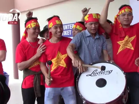 CĐV Việt Nam 'cháy hết mình' với thầy trò Hữu Thắng