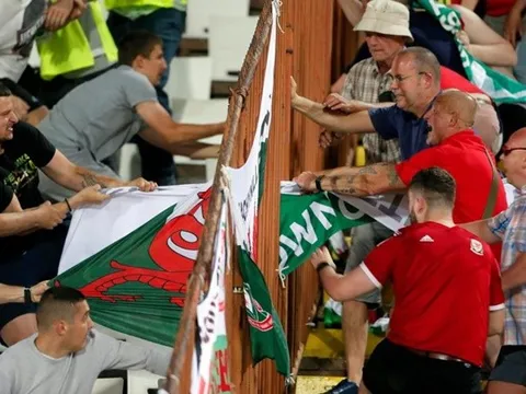 CĐV xứ Wales và Serbia đòi "ăn thua đủ" bất chấp cảnh sát đứng canh