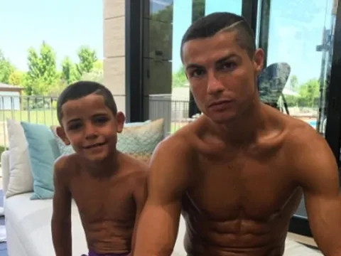 'Cha nào con nấy', Ronaldo khoe tóc đôi với con trai cực chất