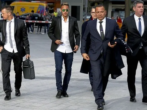 Cha Neymar "đi đêm" với M.U, Chelsea?