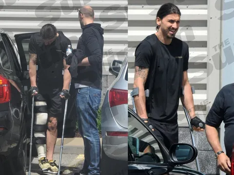 Chân bó bột, Ibrahimovic khổ sở chống nạng xuống phố