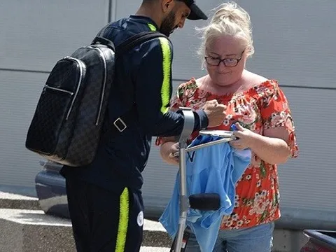 Tay chống nạng, Mahrez vẫn cố làm vui lòng NHM