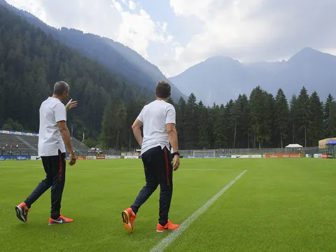 Chán thủ đô, AS Roma kéo nhau lên 'núi' tập luyện