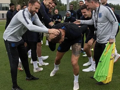 Chạy thua cả Ashley Young, Kyle Walker bị dàn sao tuyển Anh xúm vào "phạt"