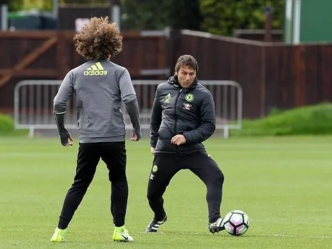 Chùm ảnh: Conte xỏ giày ra sân cùng học trò quyết đấu Man Utd