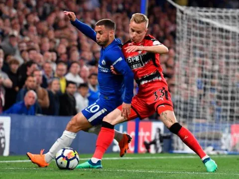 Chelsea chia điểm Huddersfield, Ngoại hạng Anh 2017/18 gần như đã định đoạt