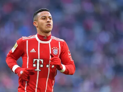 Chelsea và Manchester United tranh giành tiền vệ Bayern Munich