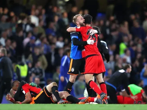 Tottenham thoát cửa tử, Chelsea vùng vẫy trong tuyệt vọng