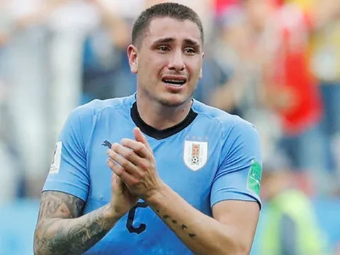 Chỉ trích ngôi sao "mau nước mắt" của Uruguay, huyền thoại Man United bị ném đá tơi bời