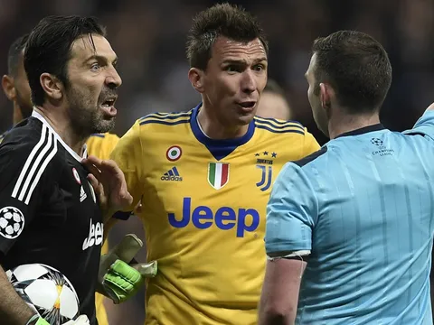 Chỉ trích trọng tài, Buffon bị UEFA buộc tội