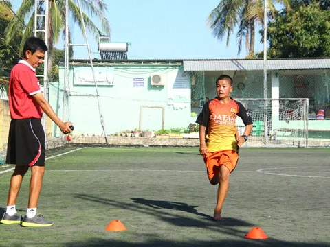 Giấc mơ thoát nghèo từ bóng đá của cậu bé vùng cao!