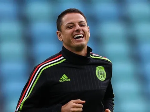 Chicharito cười thả ga trên sân tập
