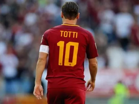 Chiếc áo cuối cùng của Totti không còn ở Trái đất