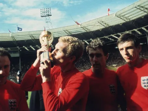 Chiếc vòng tay gắn 12 viên kim cương và vụ trộm rung chuyển World Cup
