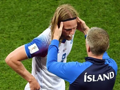 Chiến đấu đổ máu, Iceland vẫn cay đắng rời giải vì sai lầm hàng thủ